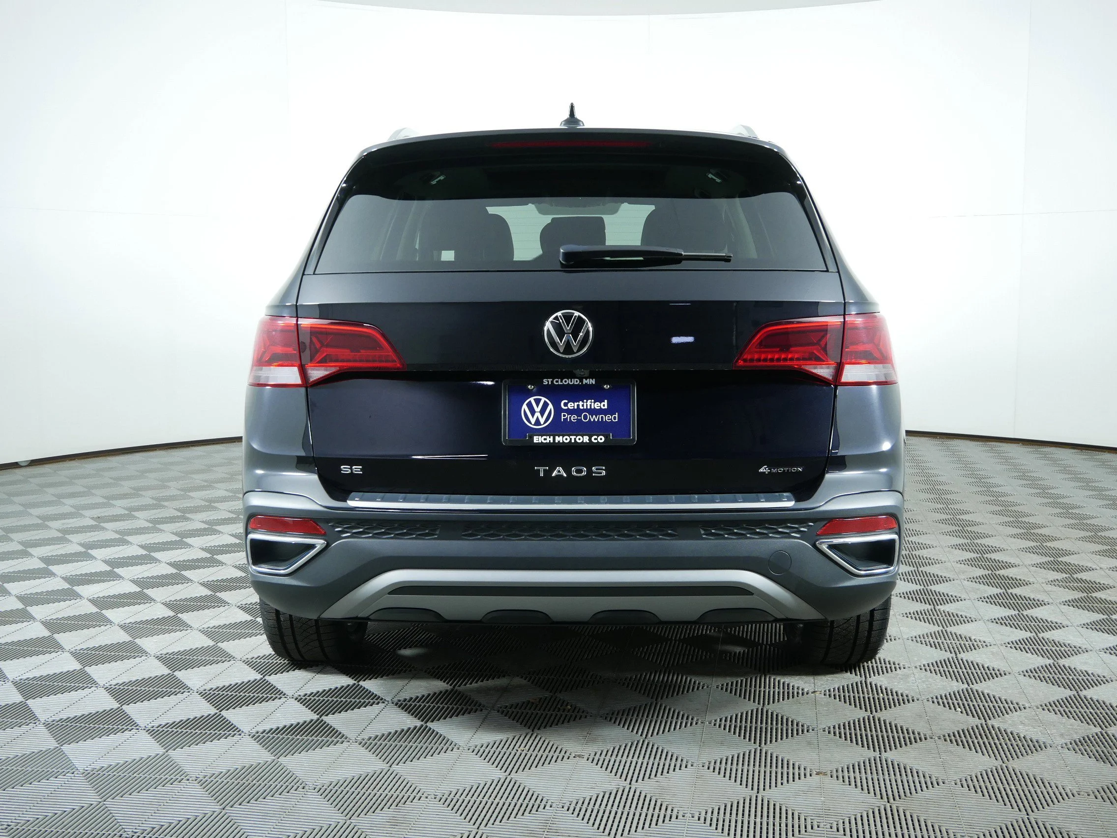 Certified Used 2022 Black Volkswagen SE image 6