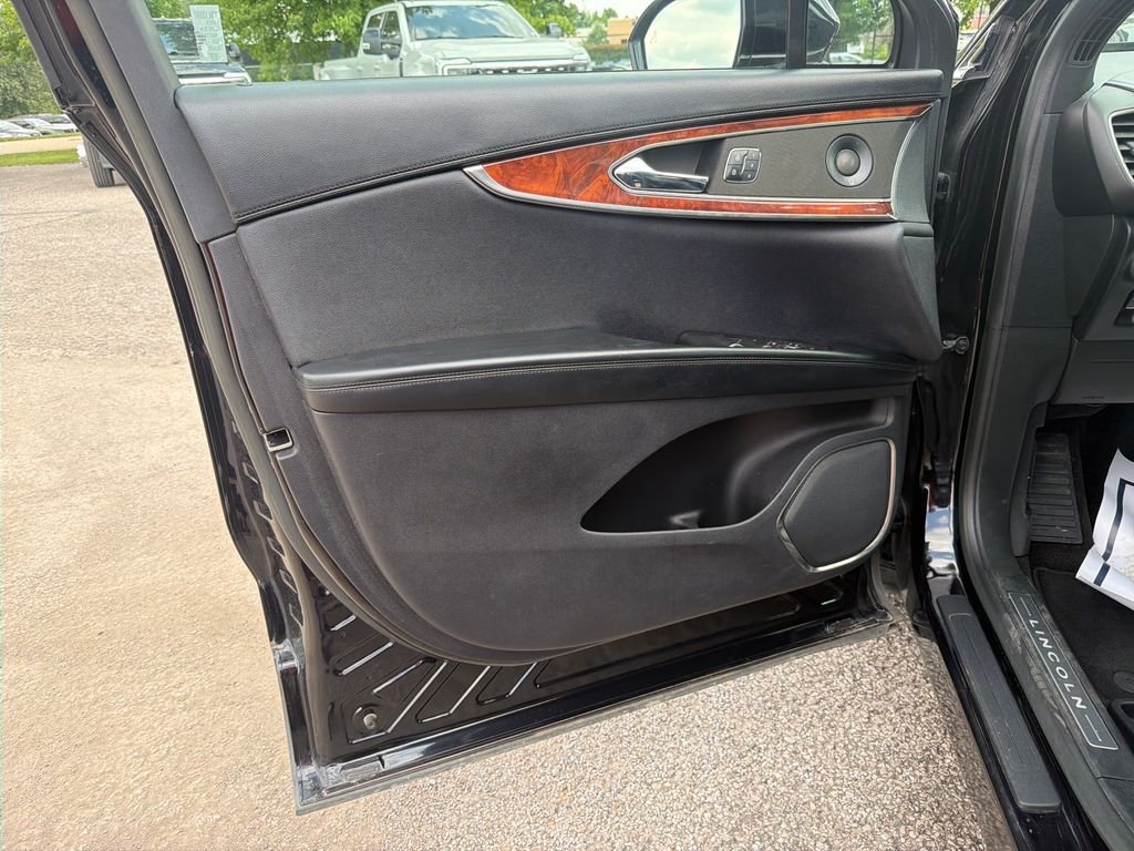 Used 2019 Black Lincoln Select image 12