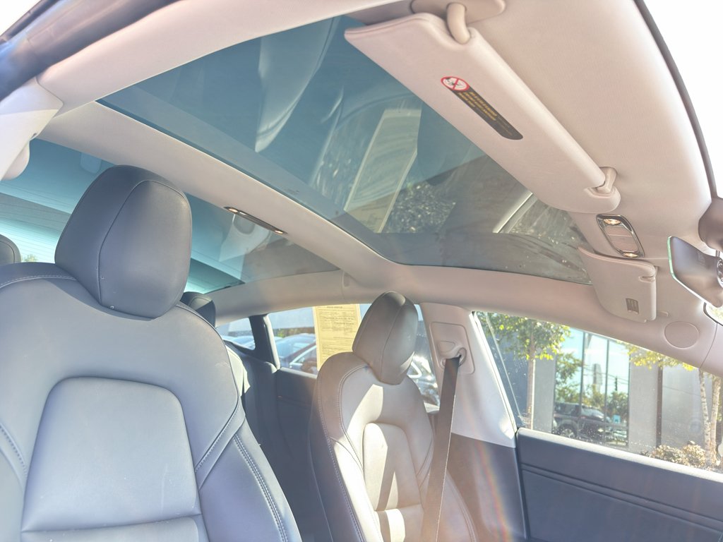 Used 2018 Deep Blue Metallic Tesla Long Range Battery image 4