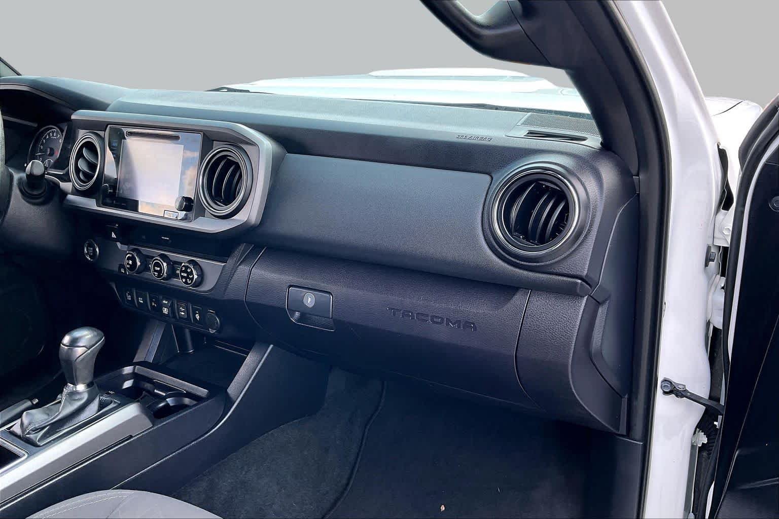 Used 2018  Toyota SR5 image 17