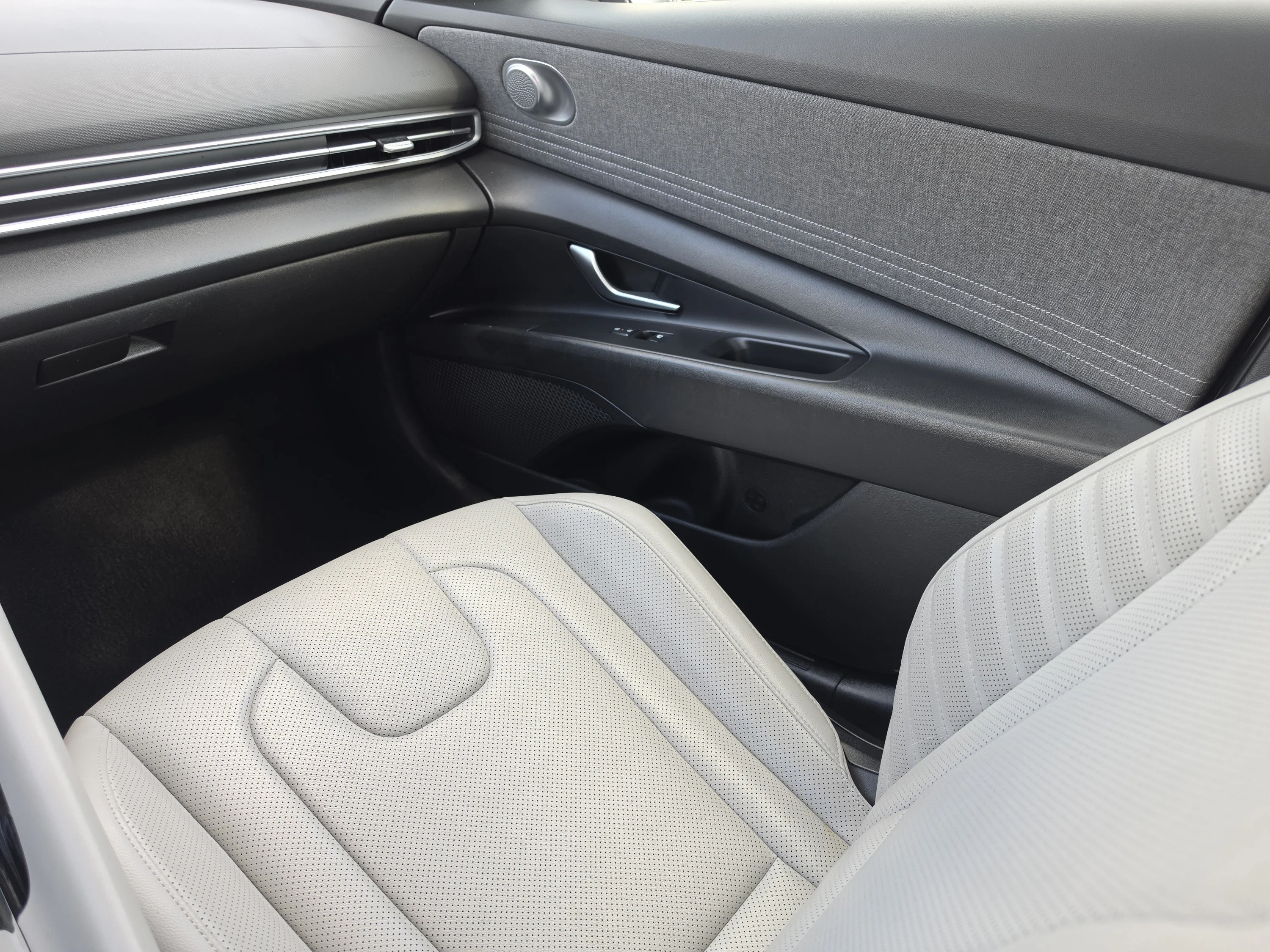 Used 2025 Fluid Metal Hyundai Limited image 18