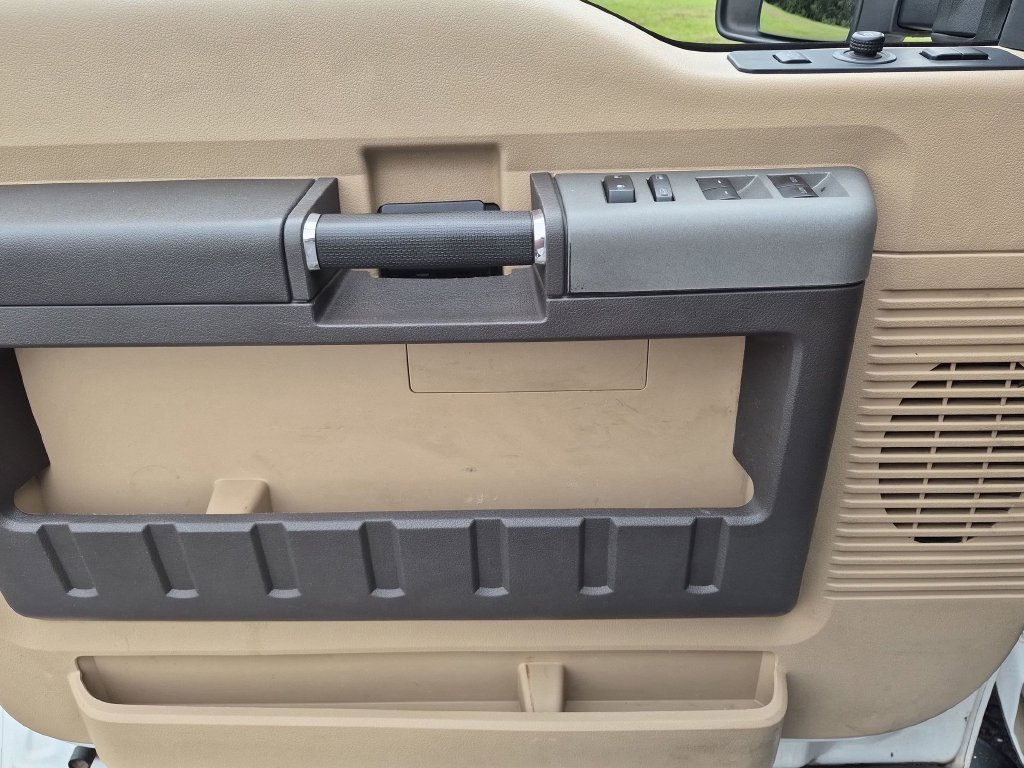 Used 2016  Ford Lariat image 33