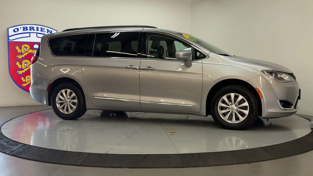 Used 2017 Billet Silver Metallic Chrysler Touring L image 3