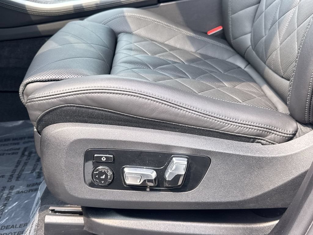 Used 2024 White BMW xDrive40i image 14