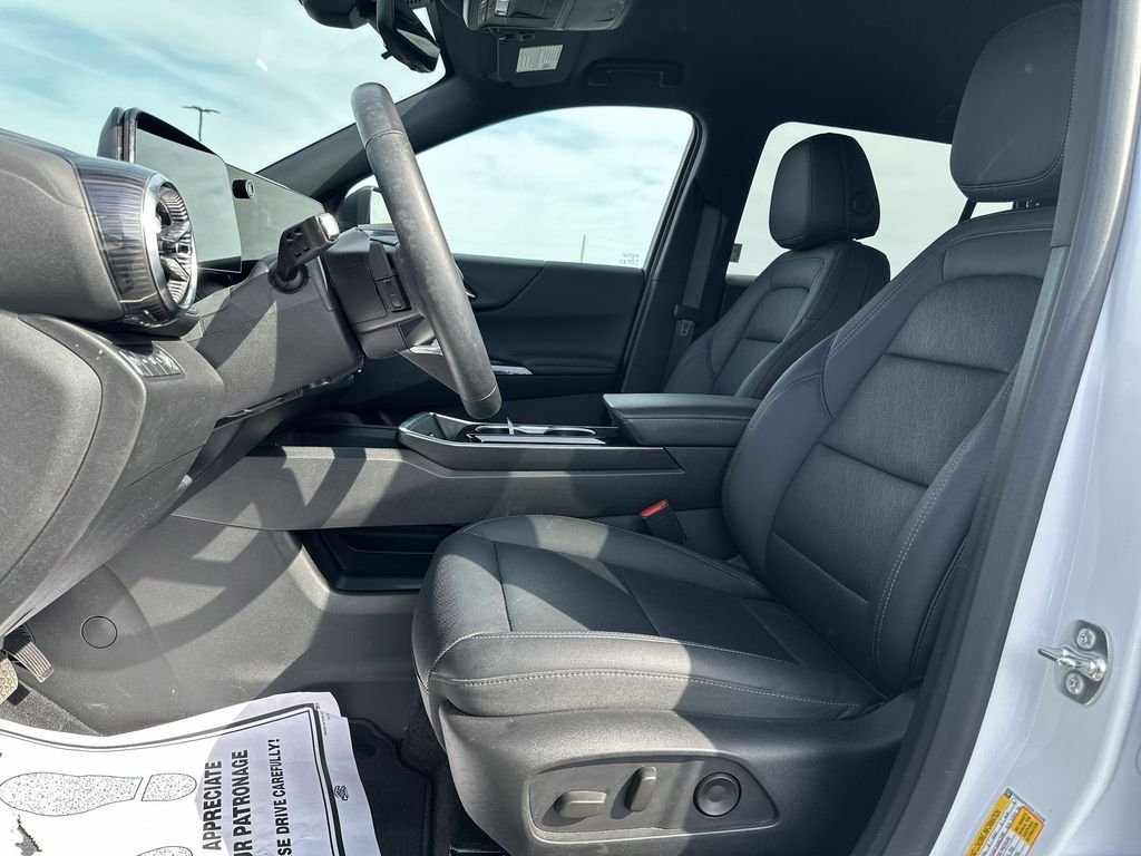Used 2025 White Chevrolet LT image 17