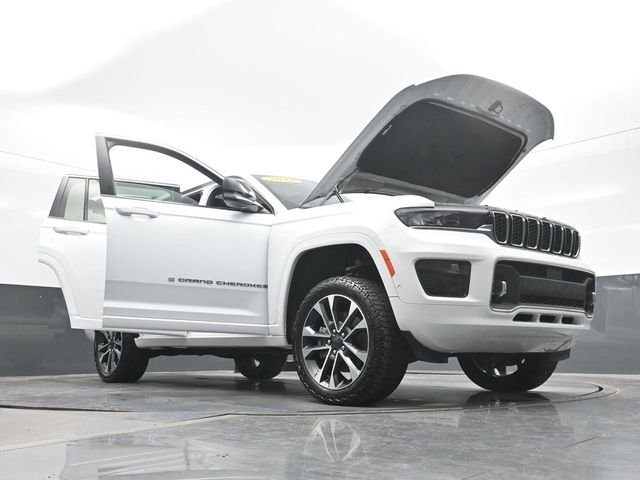 Used 2023 White Jeep Overland image 32