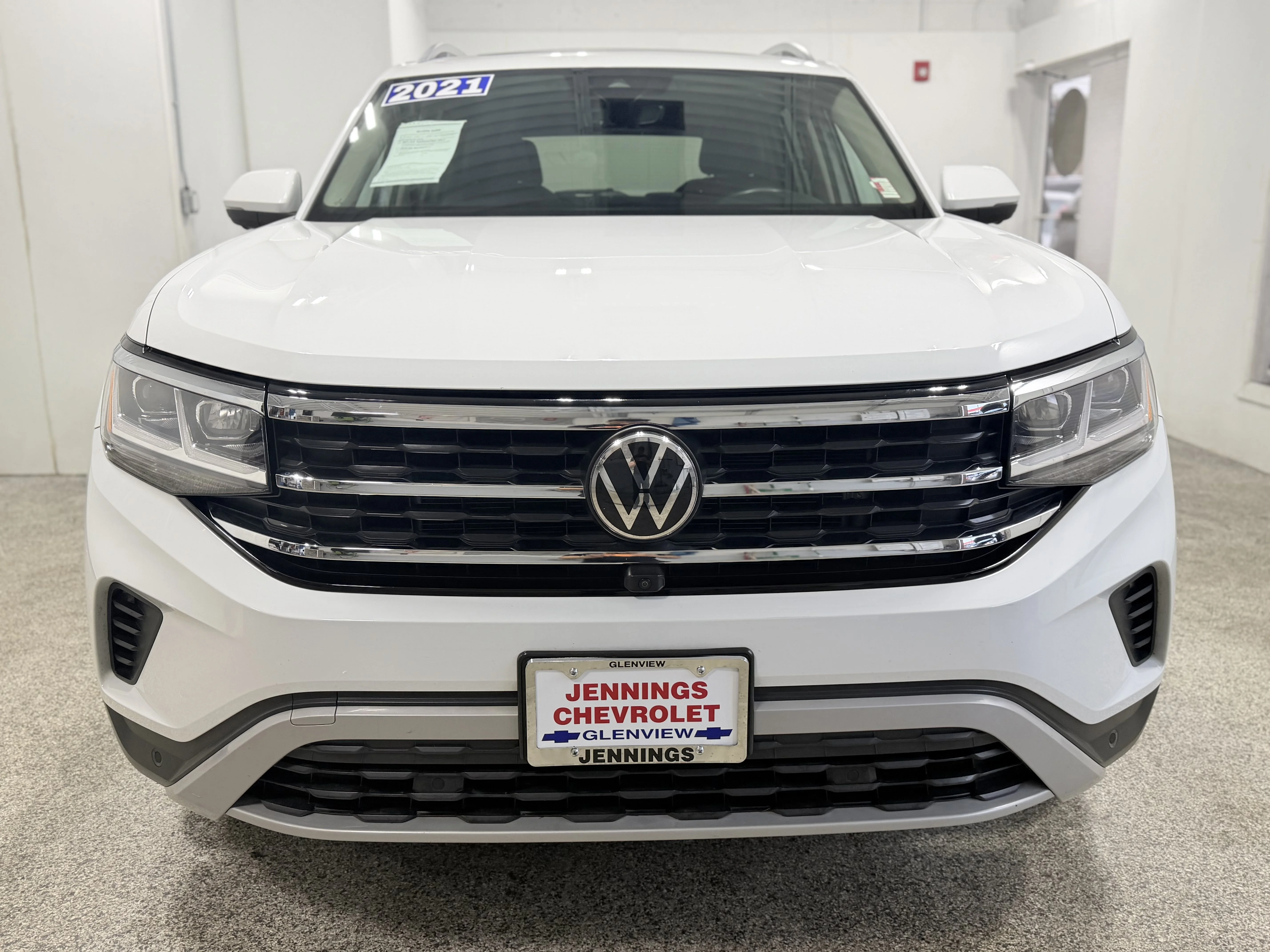 Used 2021  Volkswagen 3.6L V6 SEL Premium image 2