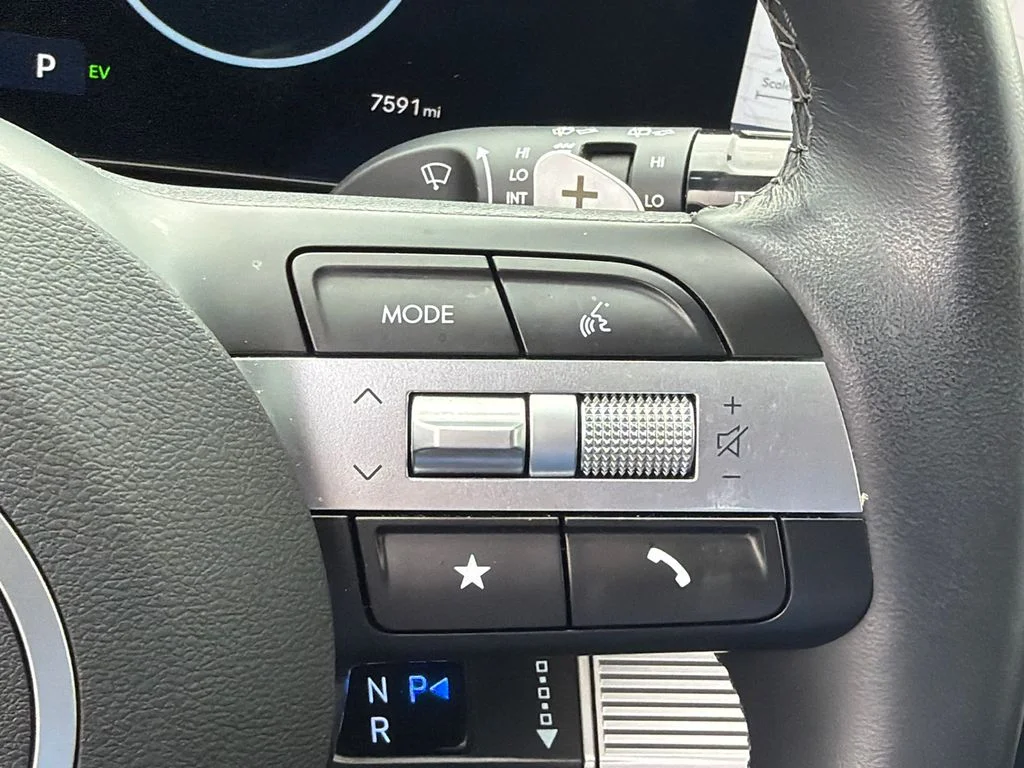 Used 2025 Gray Hyundai SEL Convenience image 26