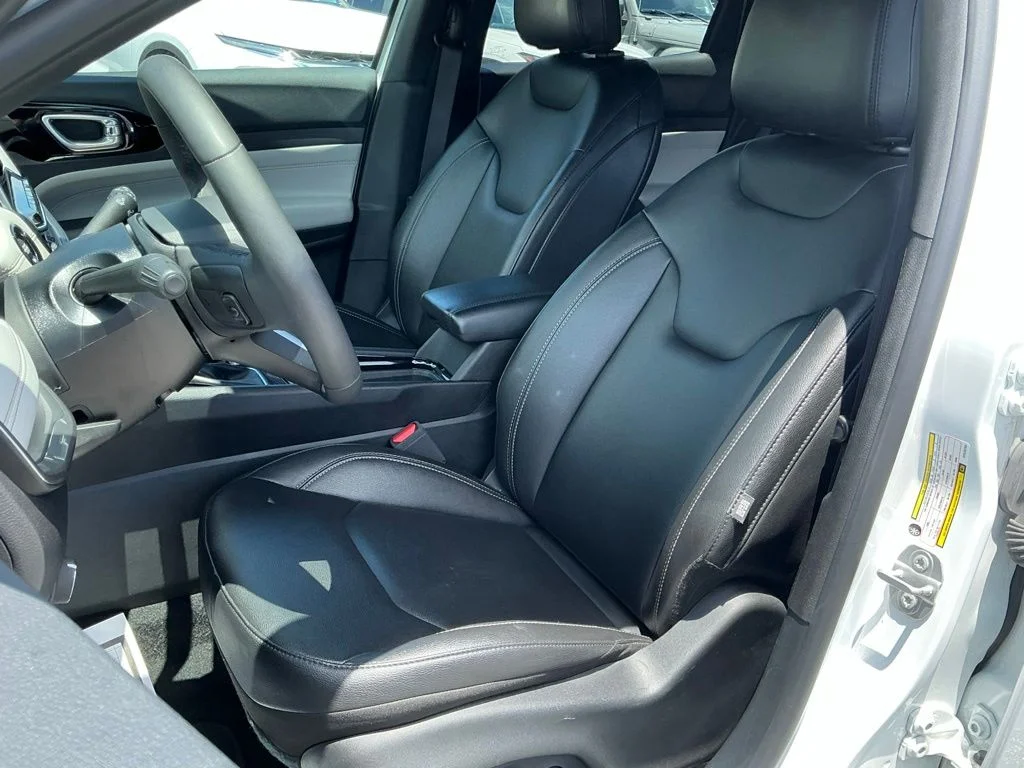 Used 2025 White Jeep Limited image 30