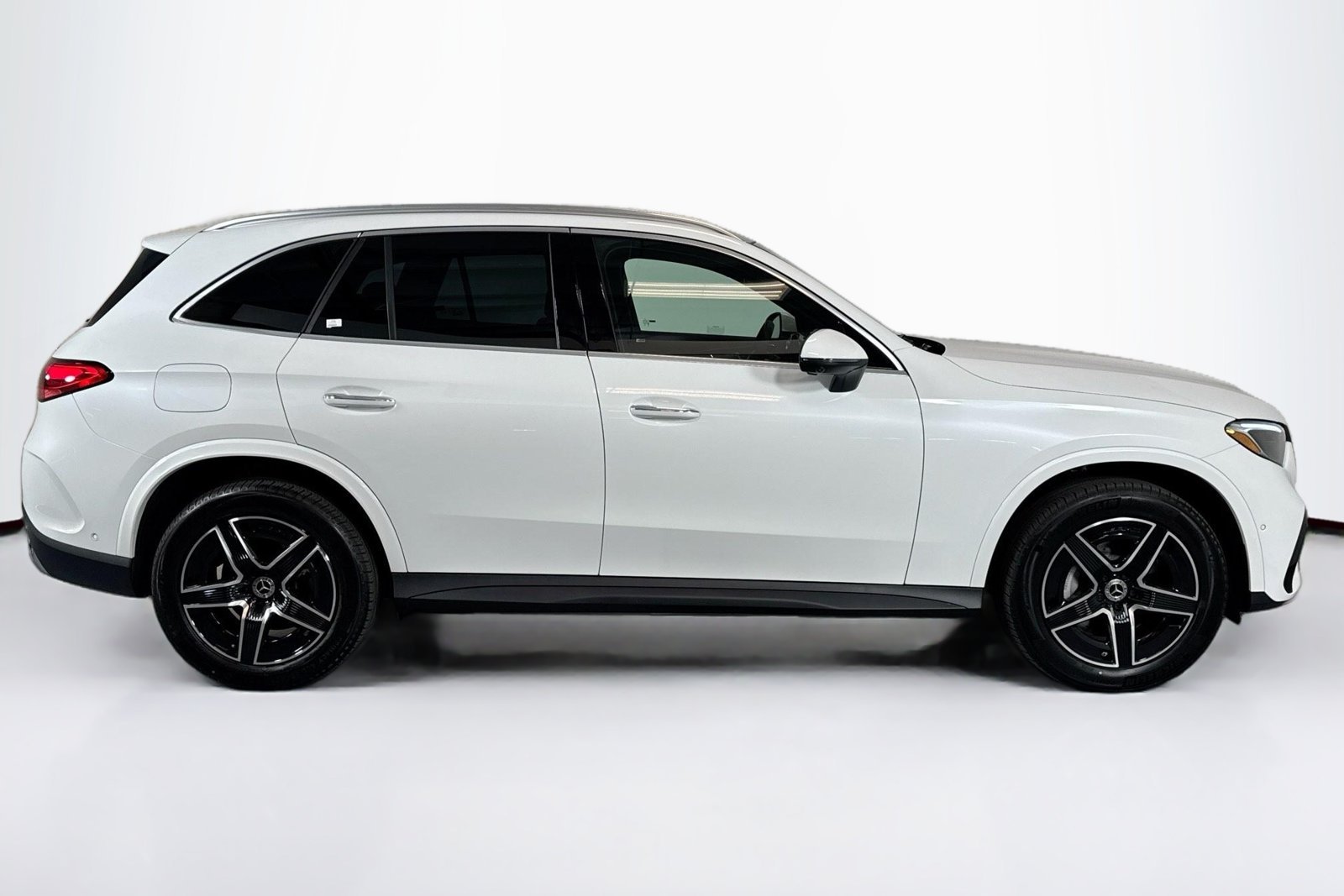 New 2026 MANUFAKTUR Moonlight White Metallic Mercedes-Benz GLC 300 image 4