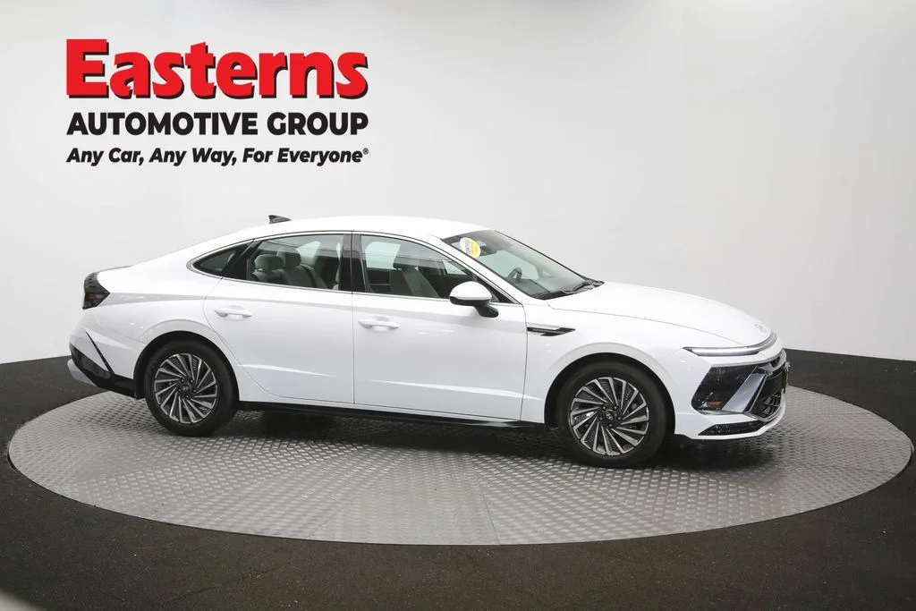 Used 2025 White Hyundai SEL image 46