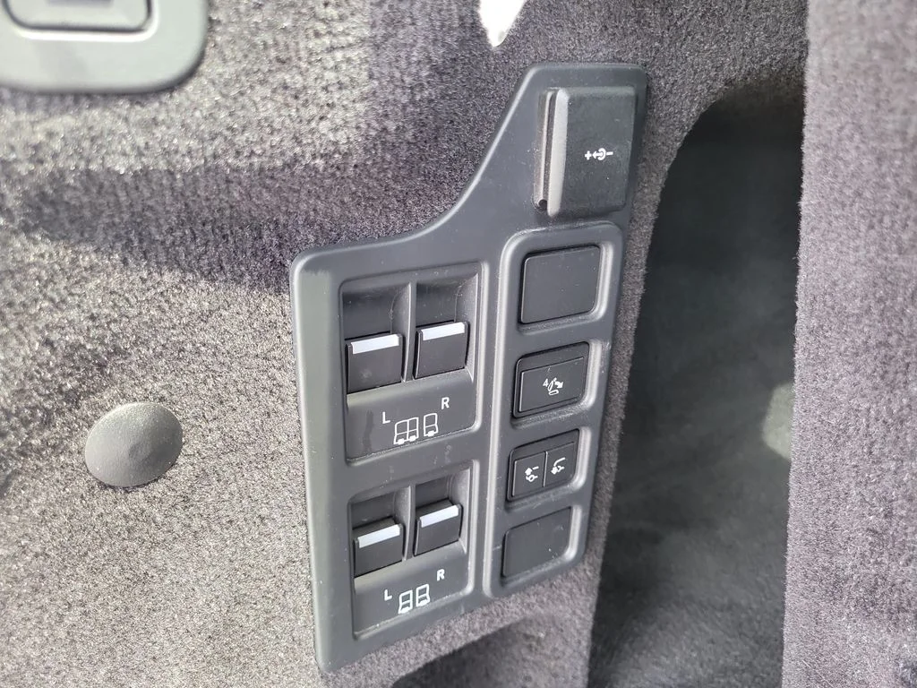 Used 2023 Gray Land Rover S R-Dynamic image 10