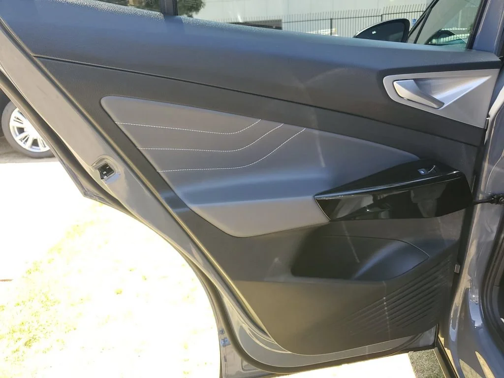 Used 2023  Volkswagen S image 16