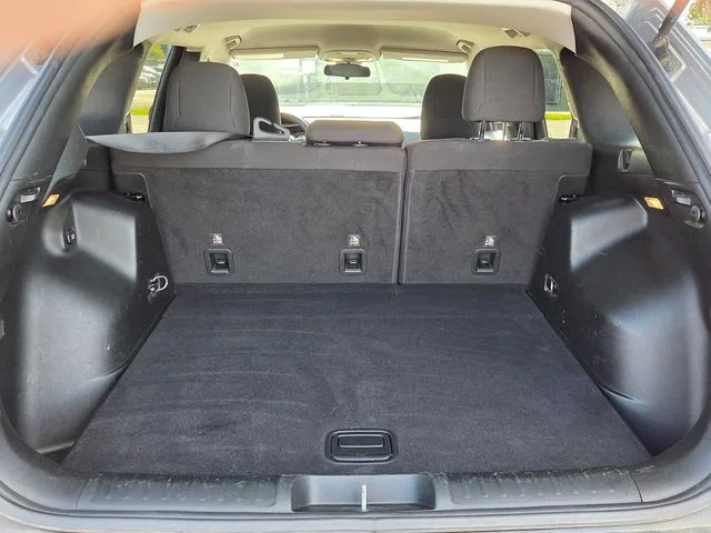Used 2019 Silver Jeep Latitude image 12