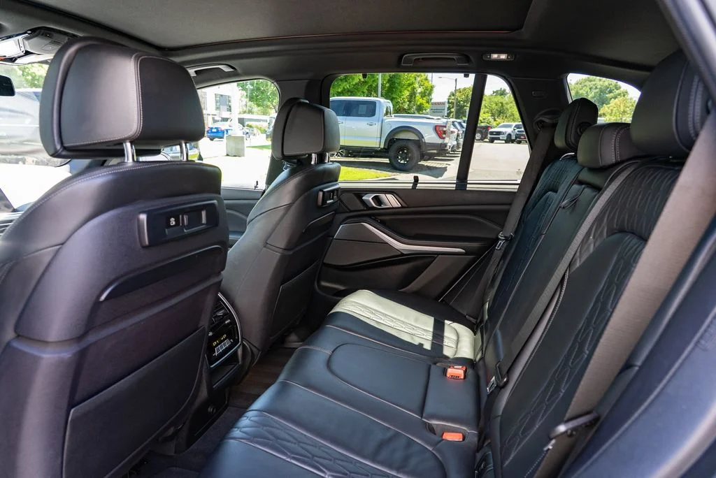 Used 2019 White BMW xDrive50i image 25