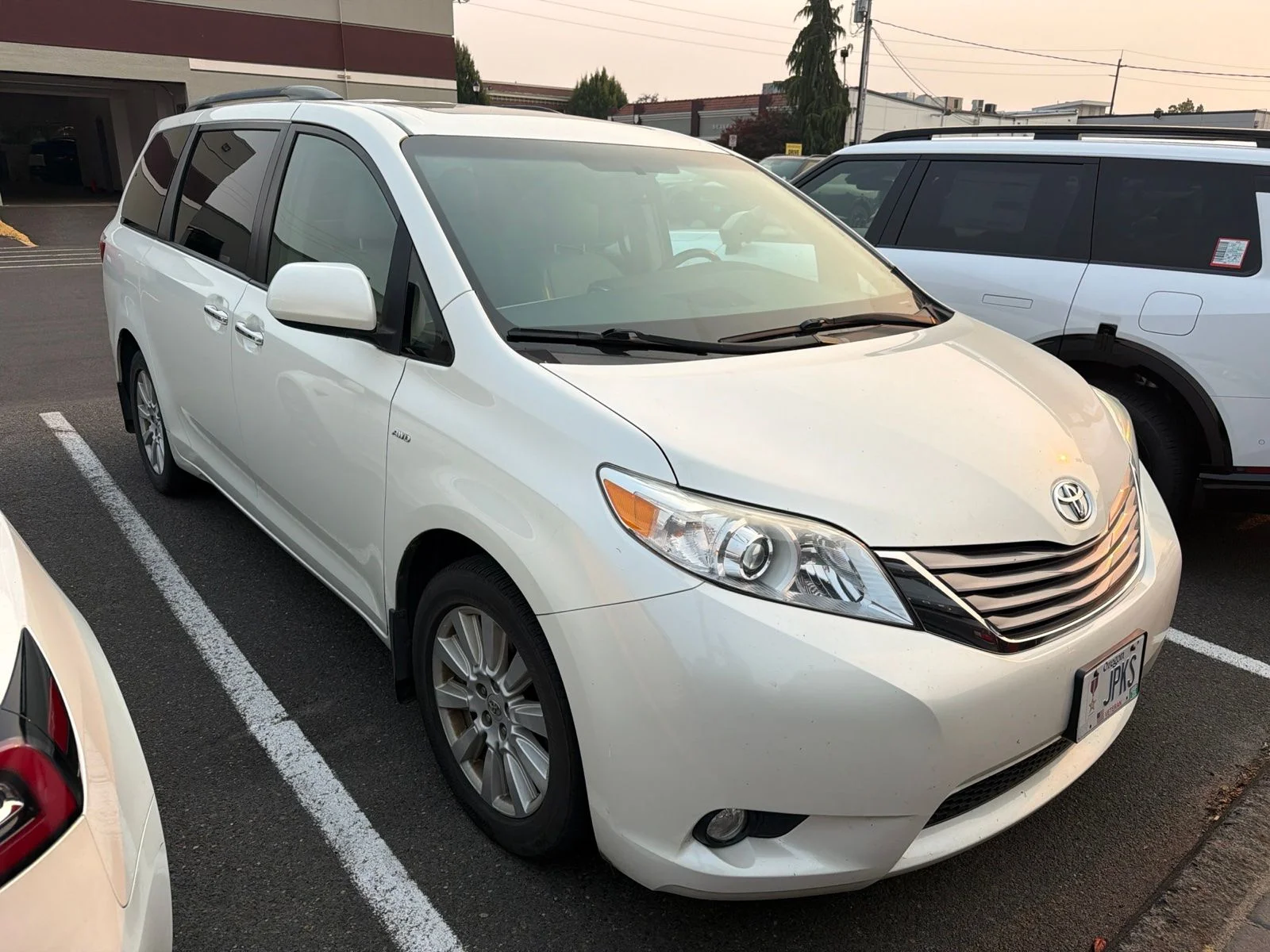 Used 2017  Toyota XLE Premium 7 Passenger image 3