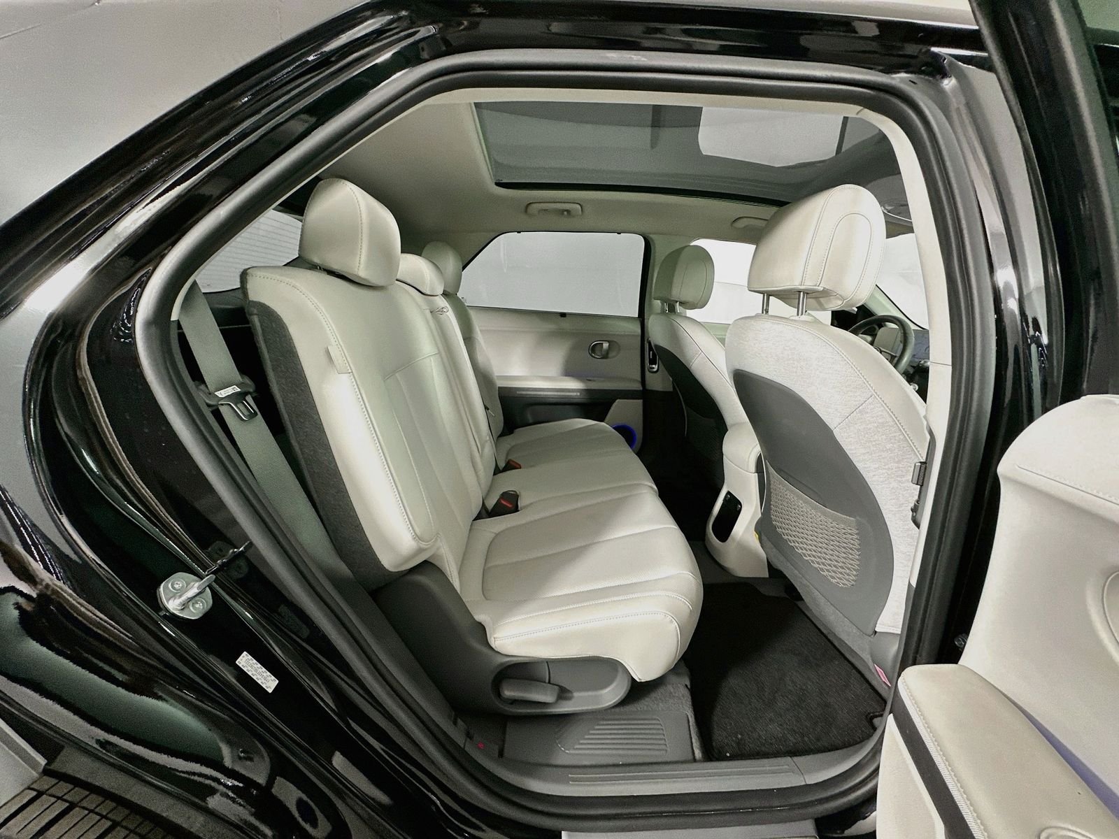 Used 2024 Abyss Black Hyundai Limited image 28