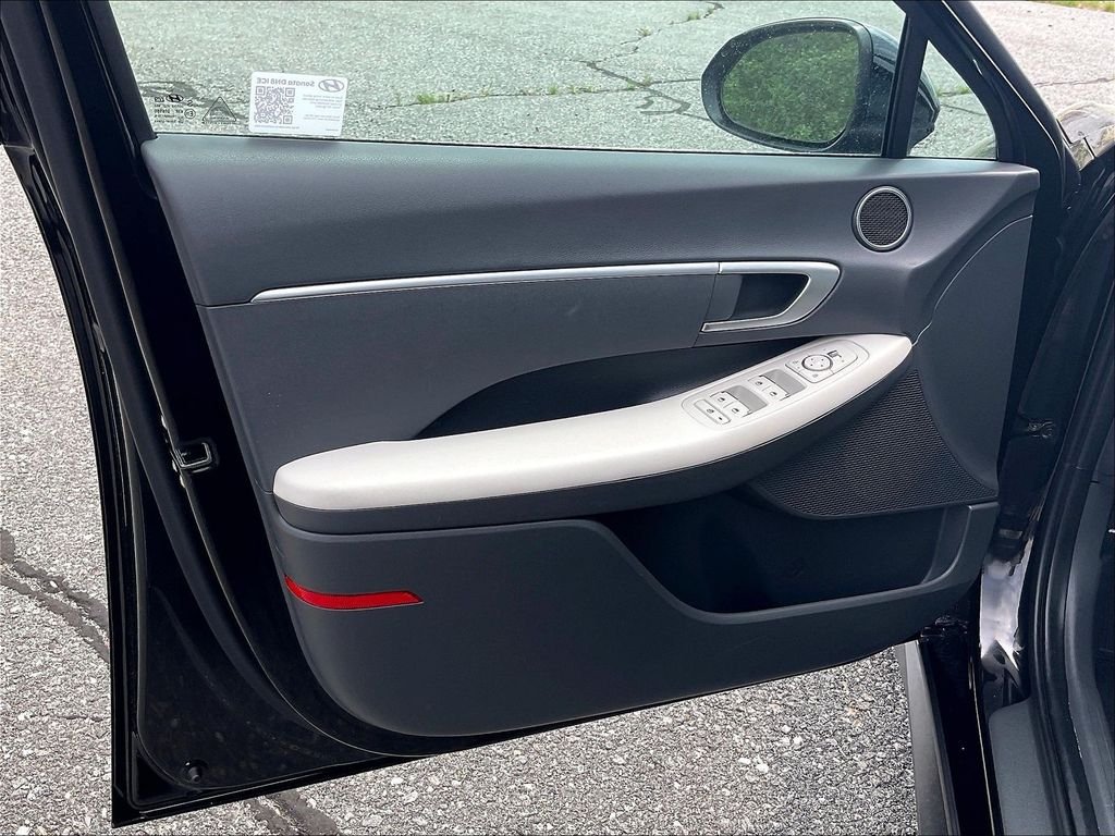 Used 2025 Black Hyundai SE image 9