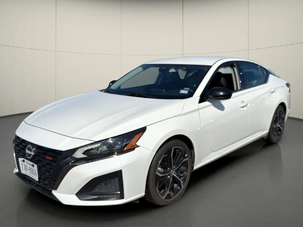 Used 2024 White Nissan 2.5 SR image 3