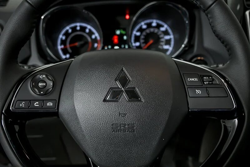 New 2025 White Diamond Mitsubishi SE image 17