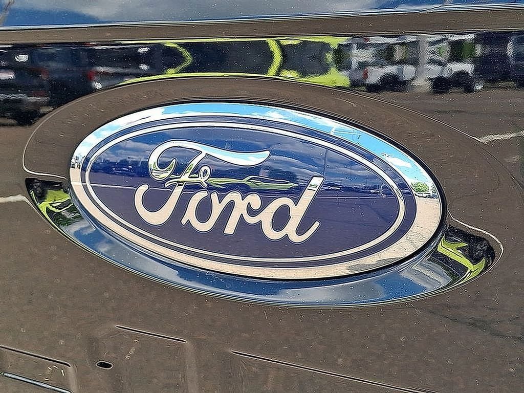 Used 2022 Black Metallic Ford Lariat image 32