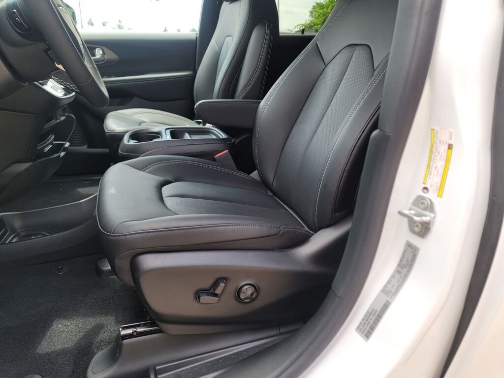 New 2027 Bright White Clear-Coat Exterior Paint Chrysler Select image 23