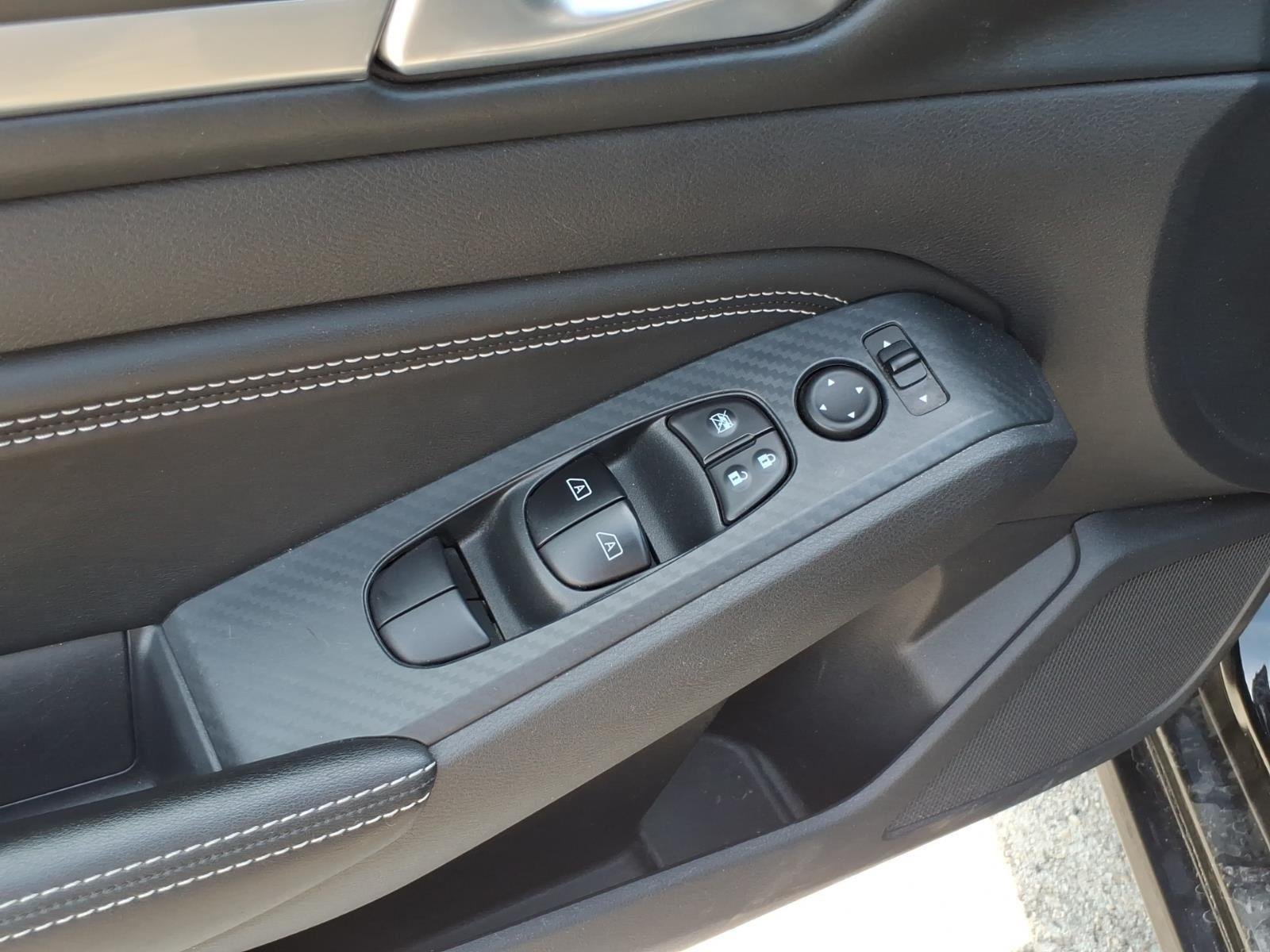 Used 2019 Super Black Nissan 2.5 SV image 13
