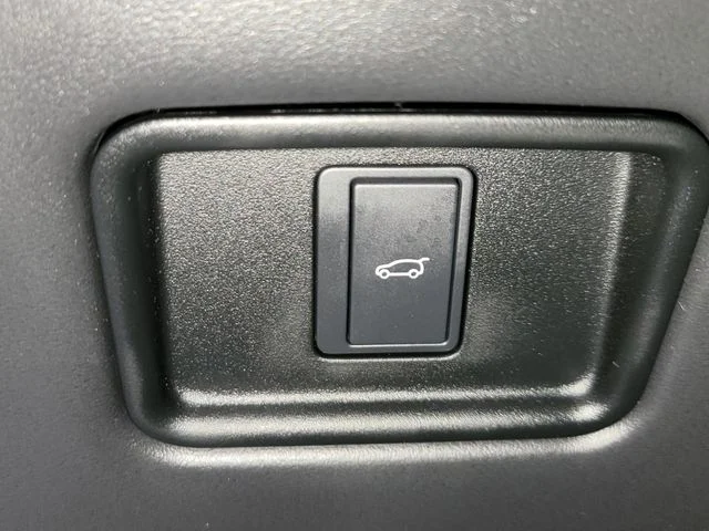 Used 2024  Land Rover SE image 26
