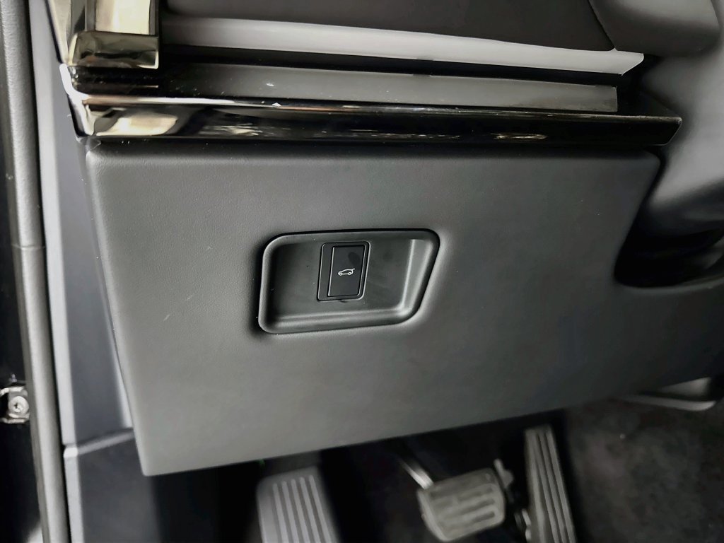 Used 2024 Black Land Rover SE image 10
