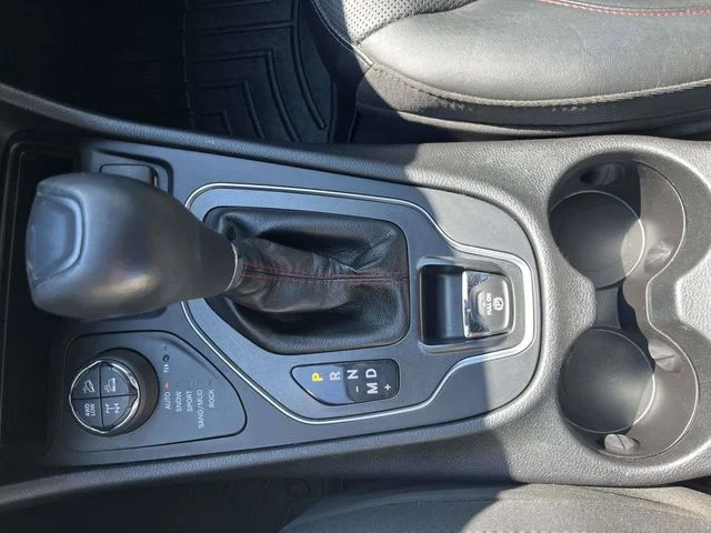 Used 2019 Diamond Black Jeep Trailhawk image 33