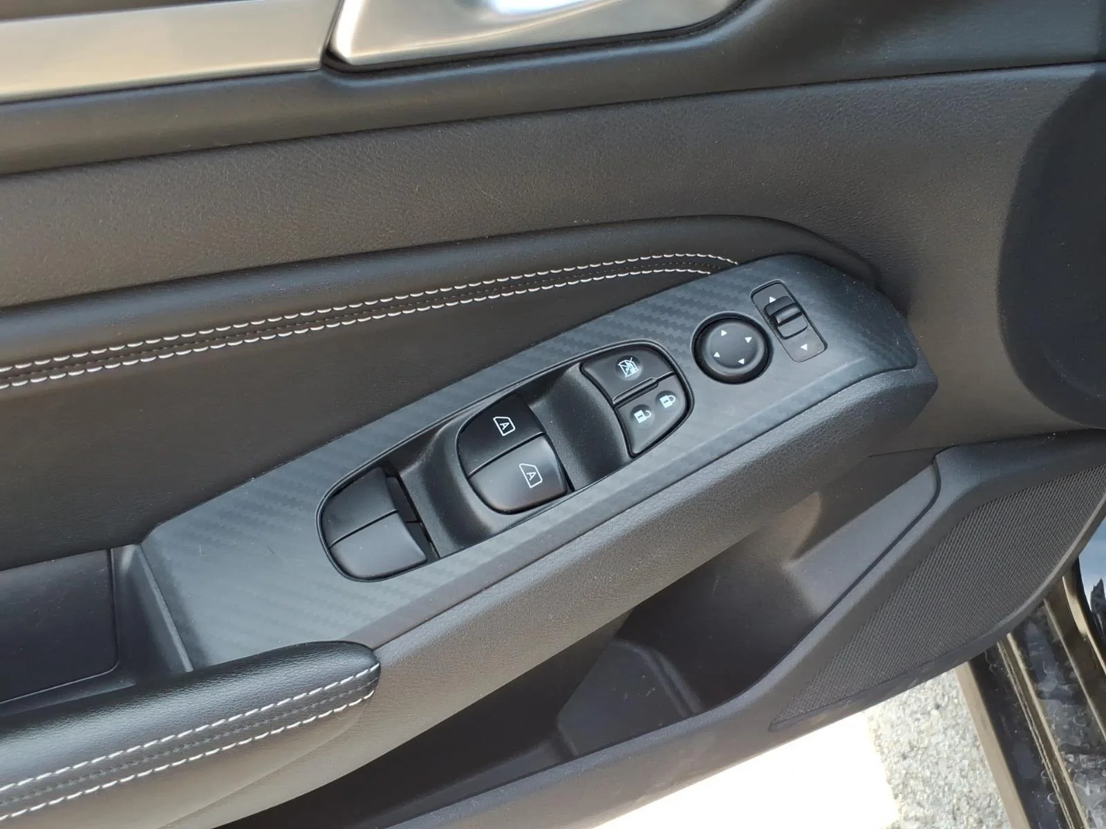 Used 2019 Super Black Nissan 2.5 SV image 13