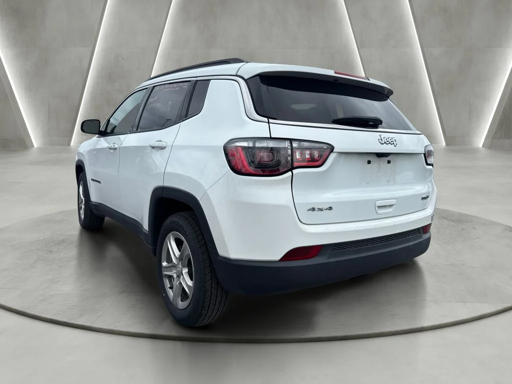 Used 2024 White/off-white Jeep Latitude image 3