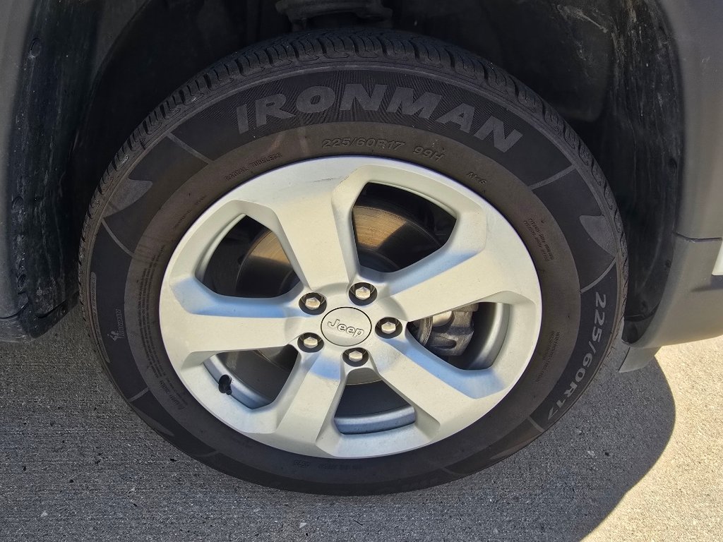 Used 2022 Bright White Clearcoat Jeep Latitude image 9