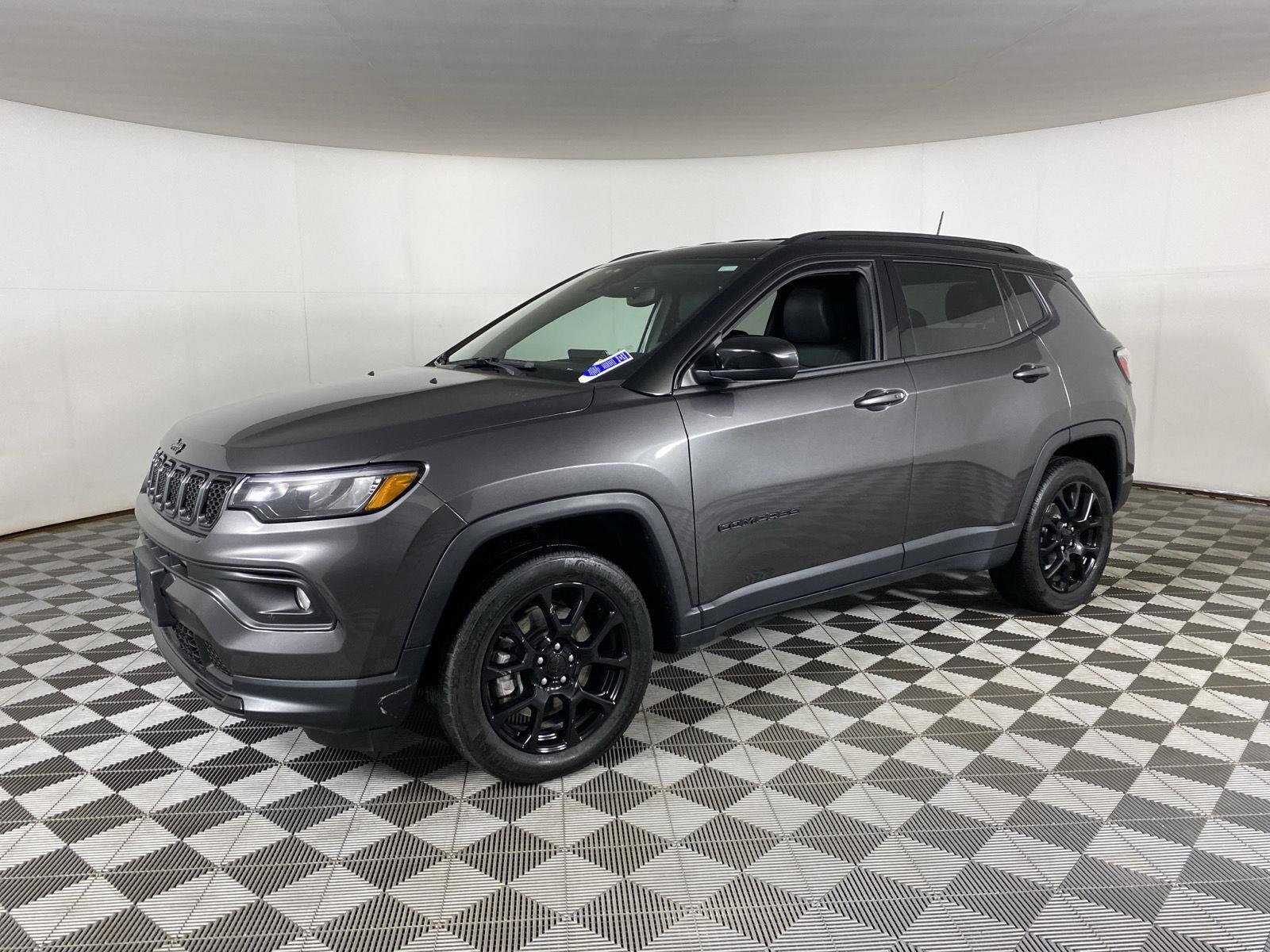 Used 2023 Granite Crystal Metallic Clearcoat Jeep Altitude image 6