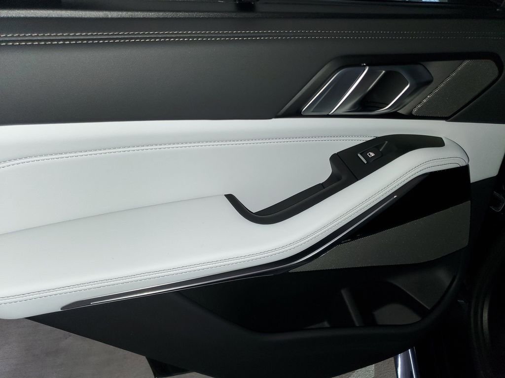 New 2026 Black Sapphire Metallic BMW M60i image 9