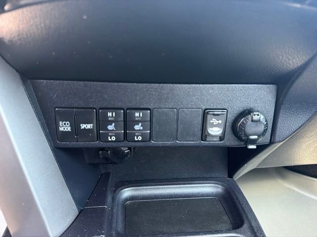 Used 2018 Super White Toyota XLE image 20