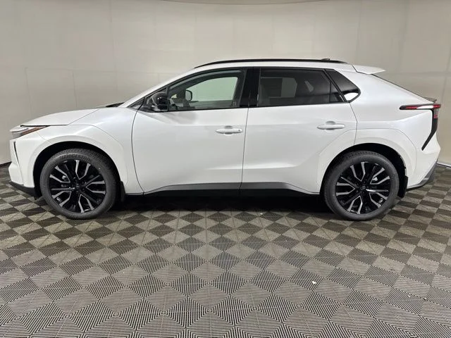 New 2026 Wind Chill Pearl <sup>1</sup> Toyota  Limited image 6