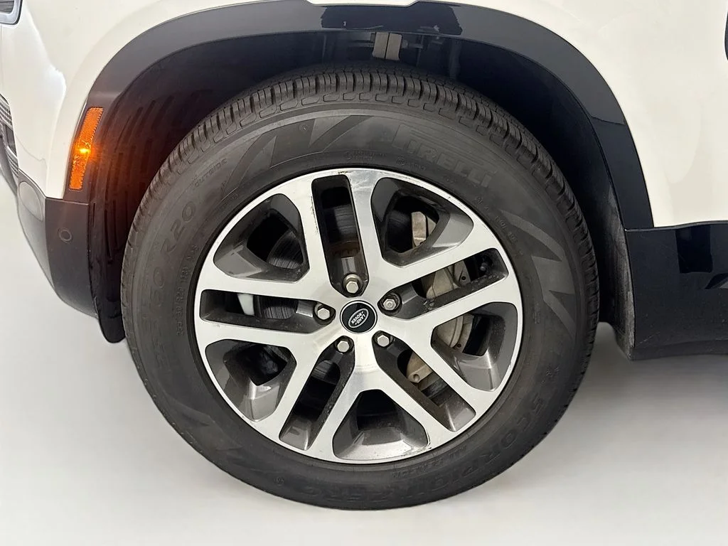 Certified Used 2022 White Land Rover X-Dynamic SE image 31