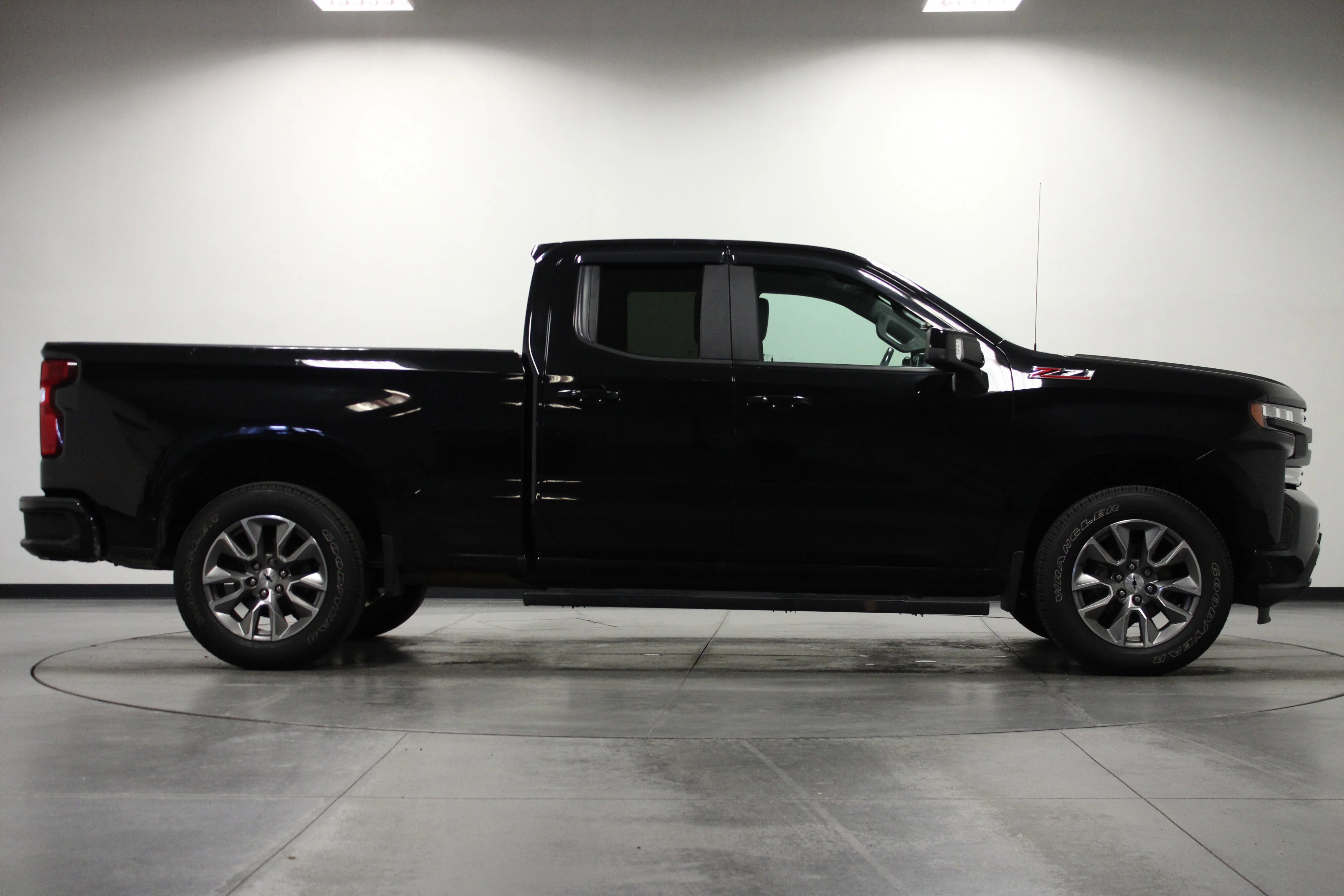 Used 2019 BLACK Chevrolet RST image 2