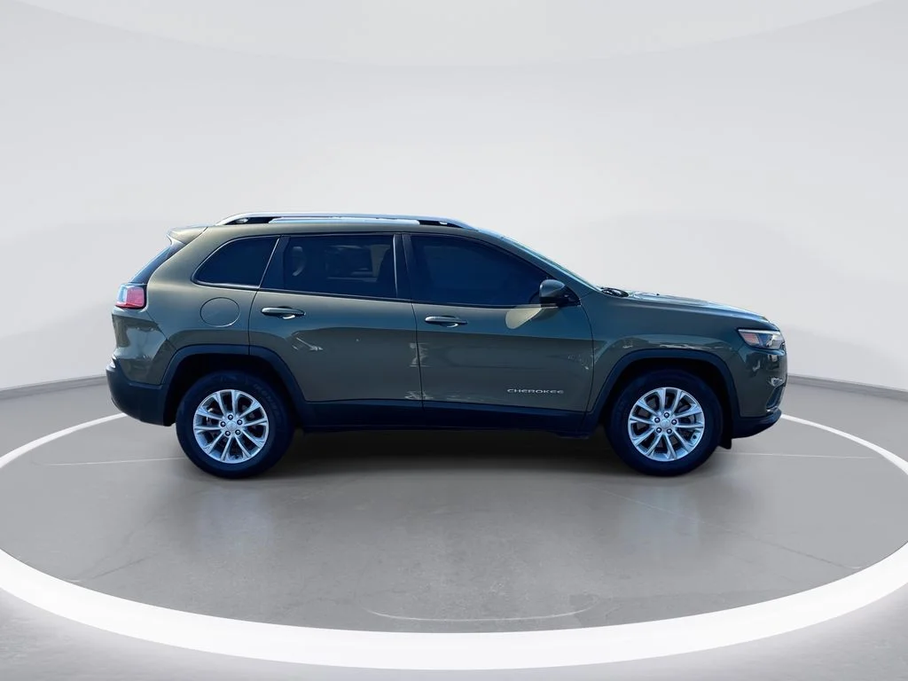 Used 2020 Green Jeep Latitude image 9