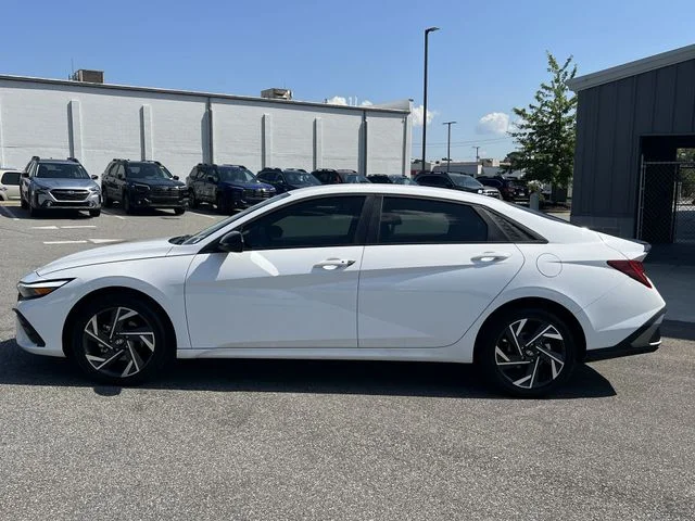 Used 2025 White Hyundai SEL Sport image 16