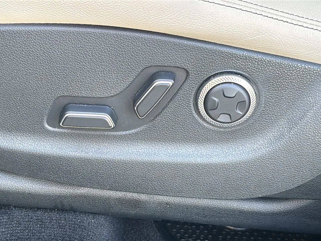 2025 GENESIS GV70 Standard - Photo 15
