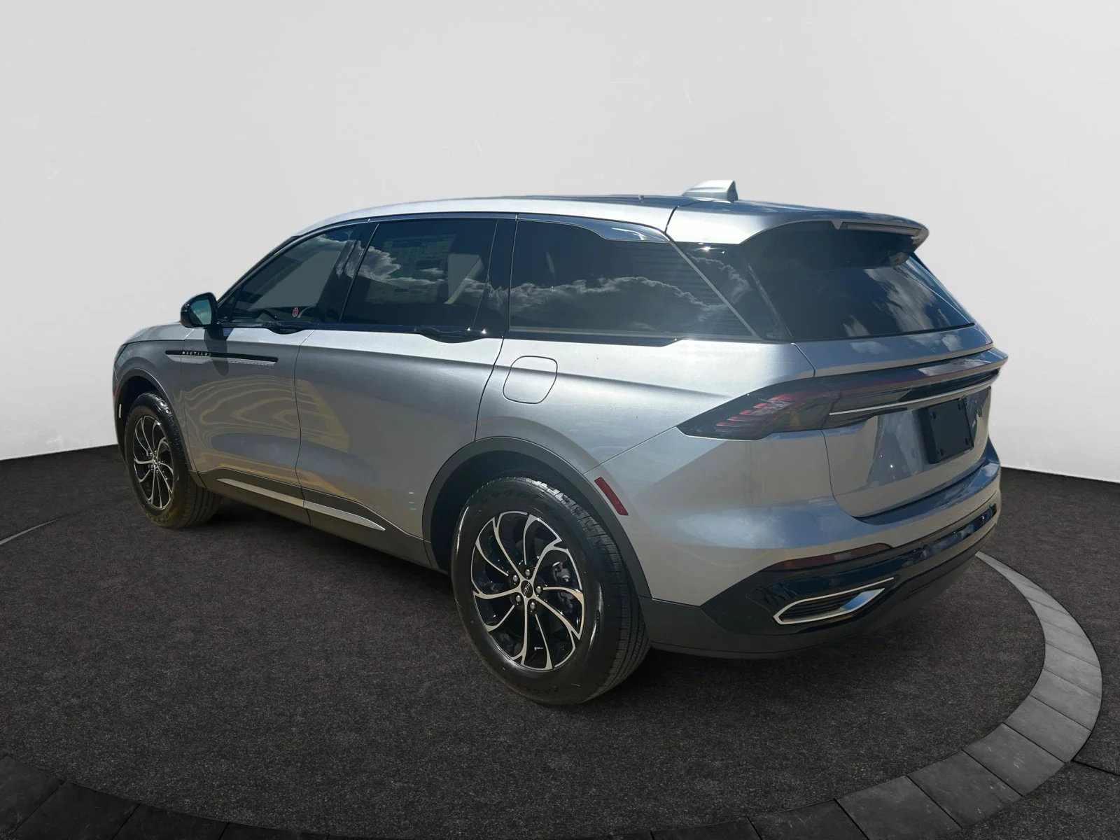 New 2026 Silver Radiance Metallic Clearcoat Lincoln Premiere image 3