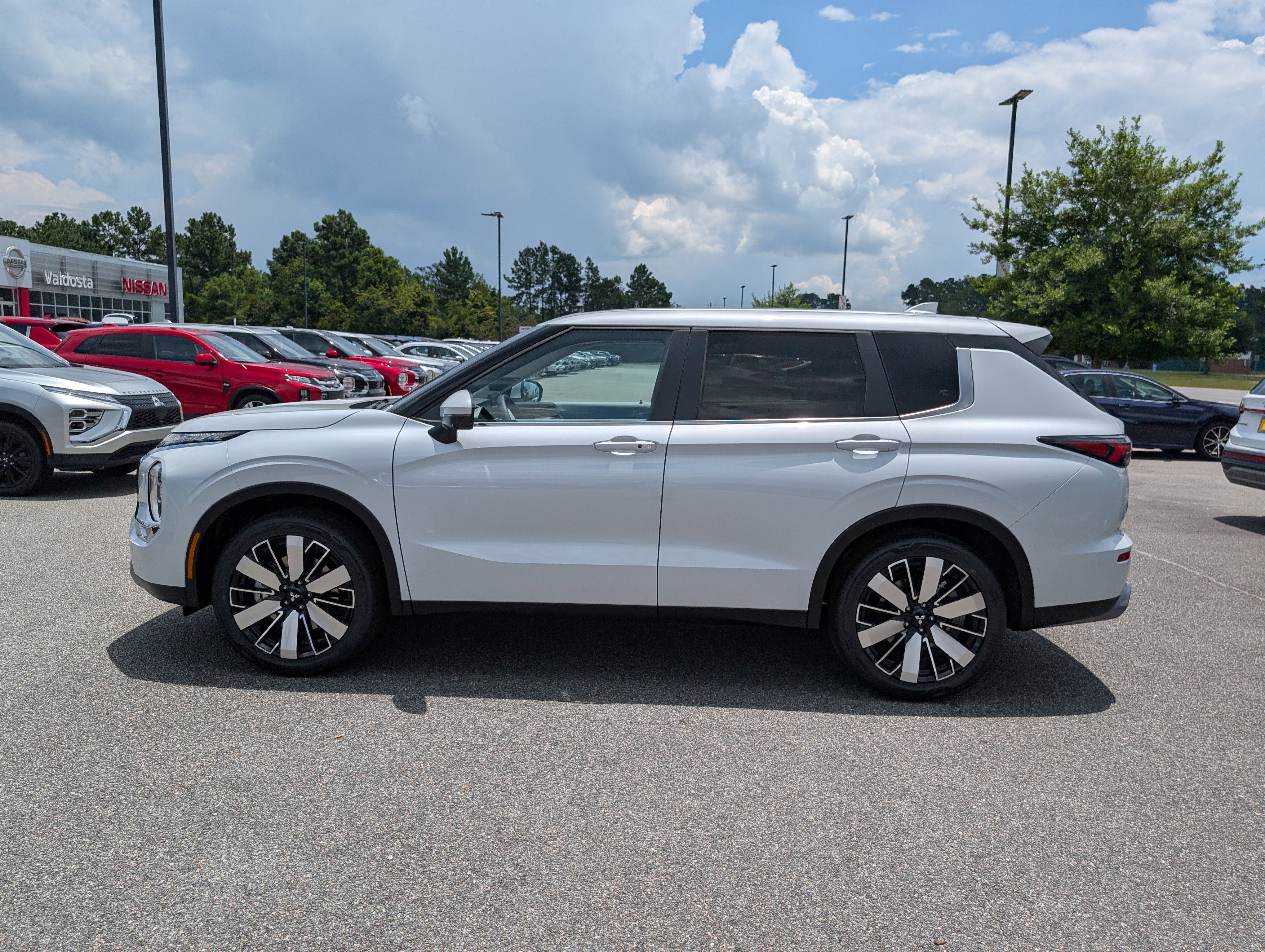Used 2025 White Diamond Mitsubishi SE image 13