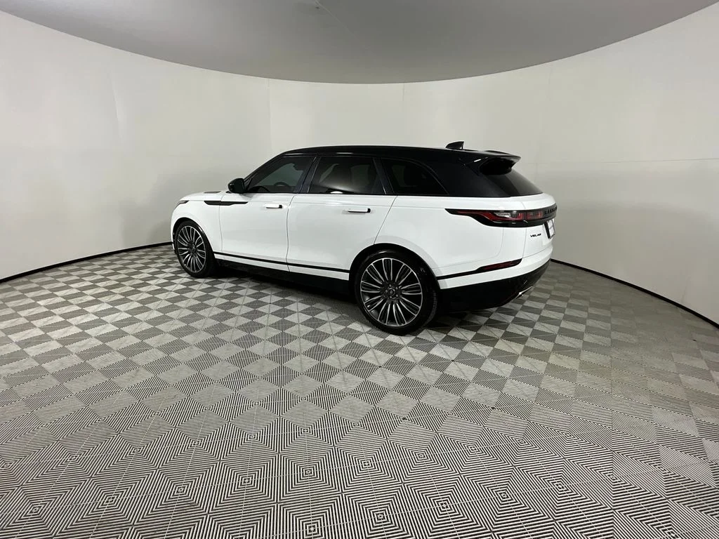 Used 2023 White Land Rover R-Dynamic S MHEV image 3