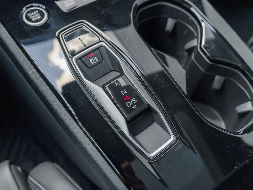 Used 2025 Glacier White Audi  image 27
