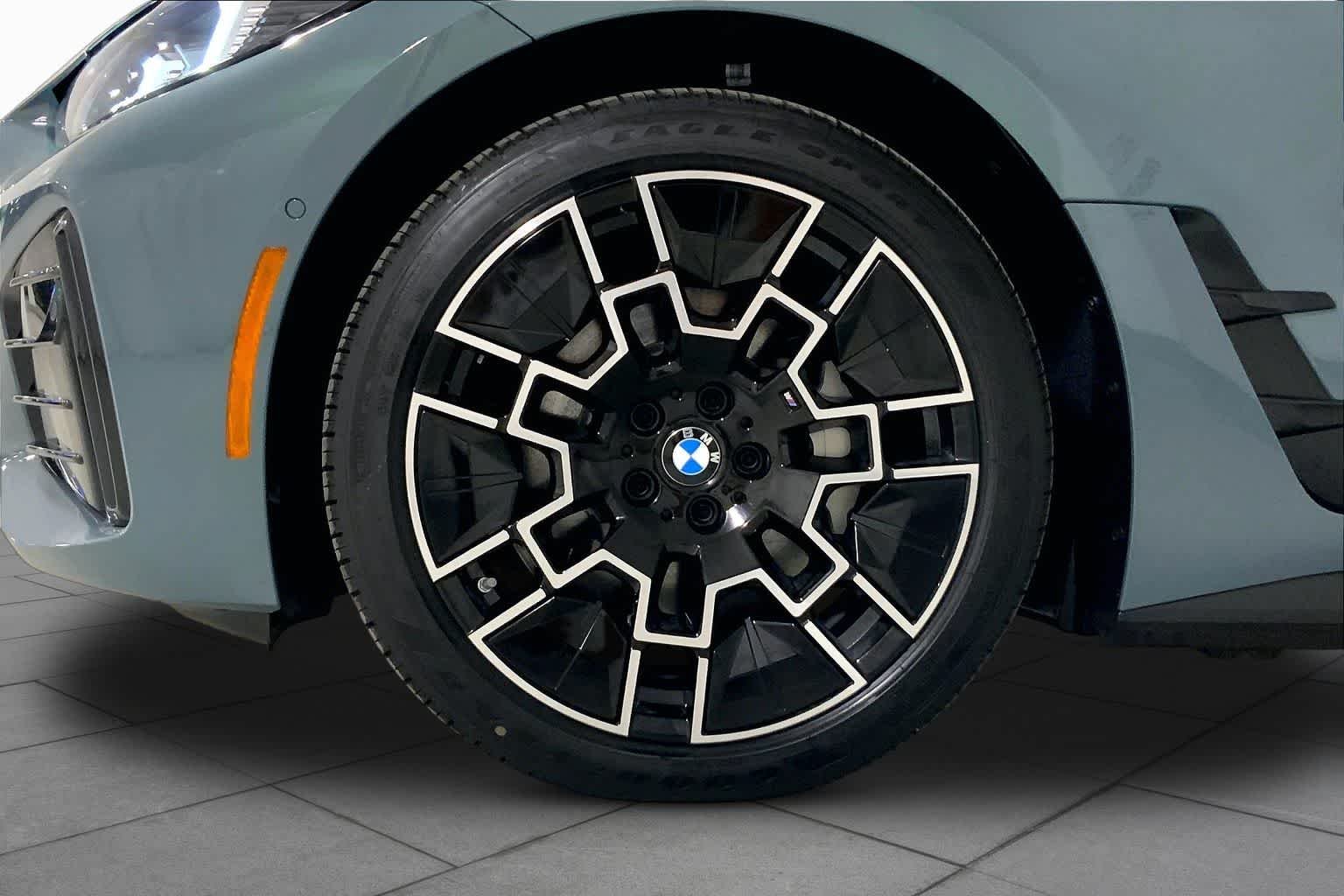 New 2026 Cape York Green Metallic BMW xDrive40 image 11