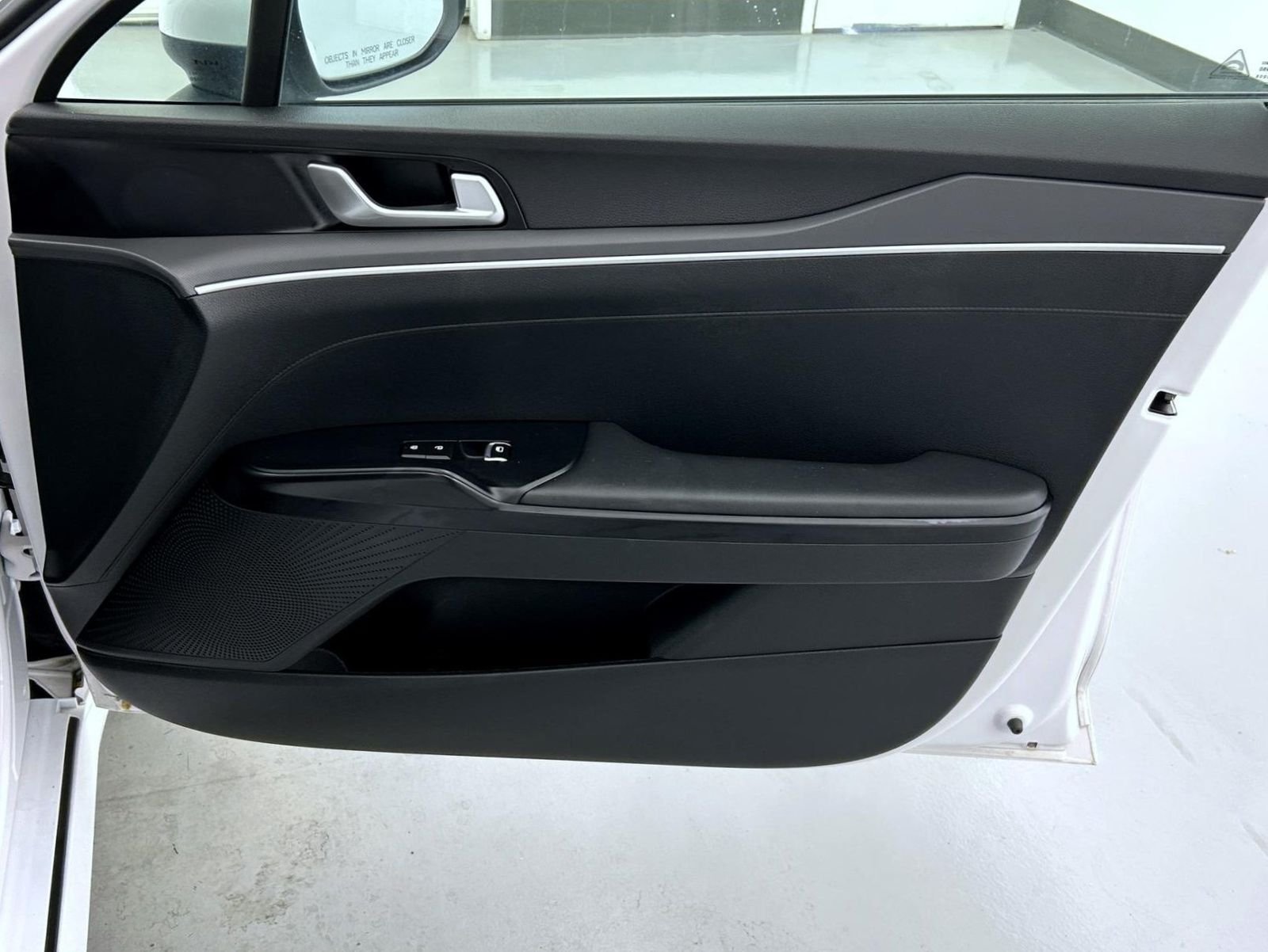 Used 2023 White Kia LXS image 16