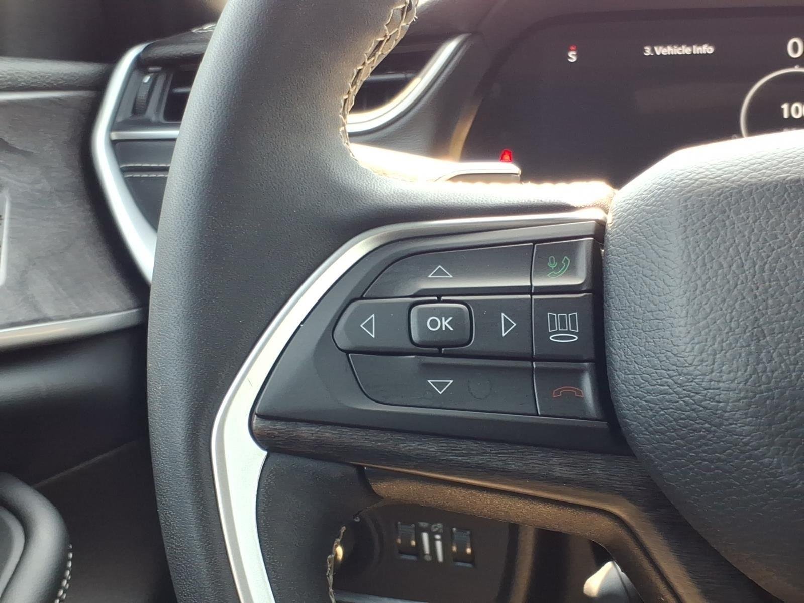 Used 2025 Diamond Black Crystal Pearlcoat Jeep Limited image 30