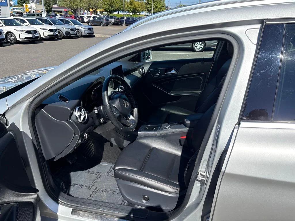 Used 2018 Silver Mercedes-Benz GLA 250 image 13